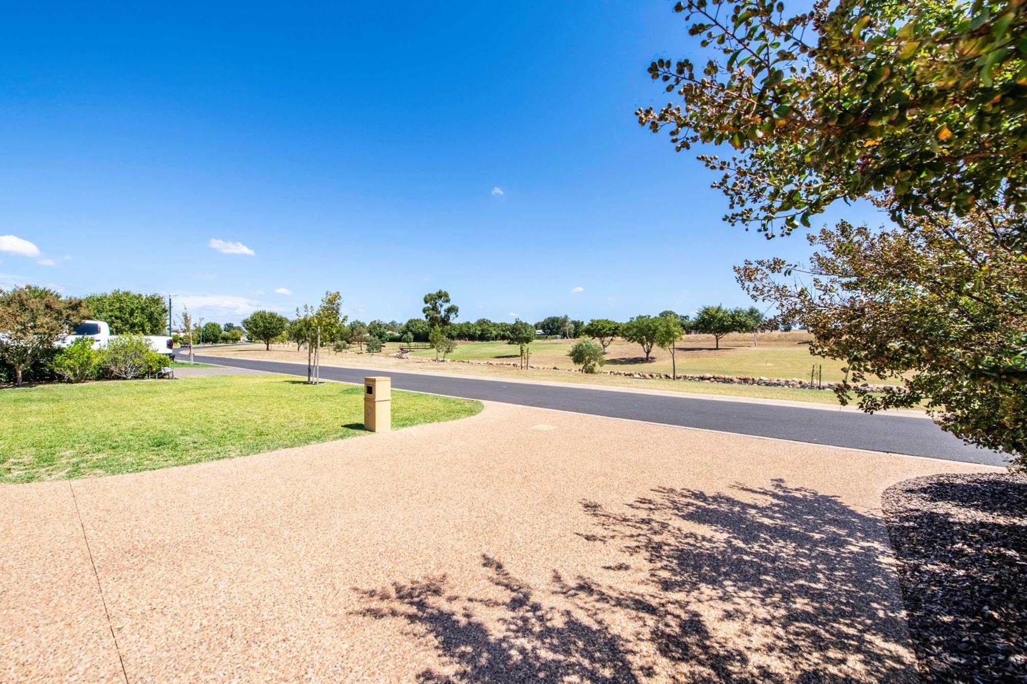 Loch Lomond - Spacious Living Close To Zoo & Golf Dubbo Exterior foto